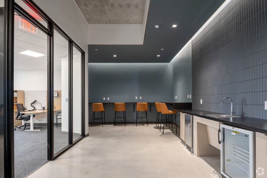 More Photos Of 203 W 10th St, Austin Office For Lease