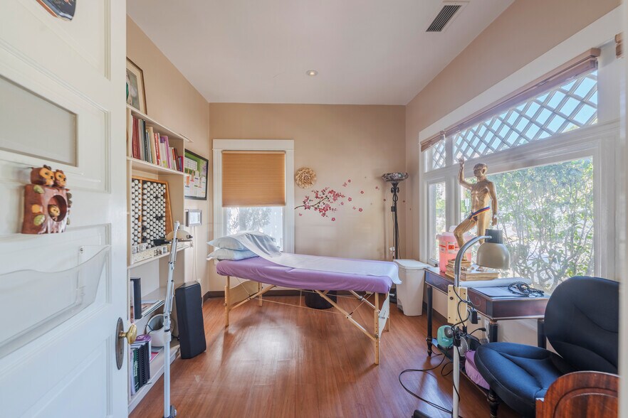 More Photos Of 146 E Walnut Ave, Monrovia Medical For Sale
