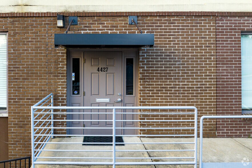 More Photos Of 4421-4439 Carnes St, Acworth Office For Sale