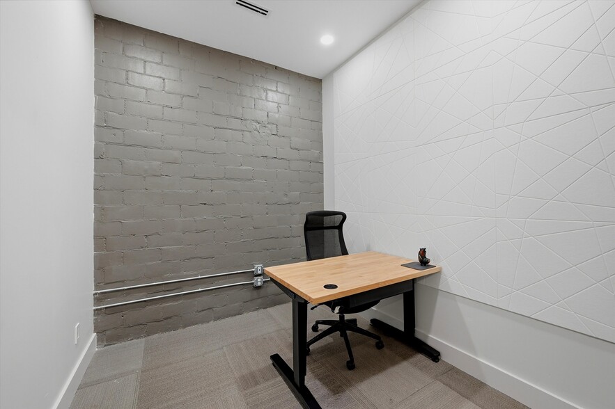 More Photos Of 118 W Chestnut St, Denison Office For Sale