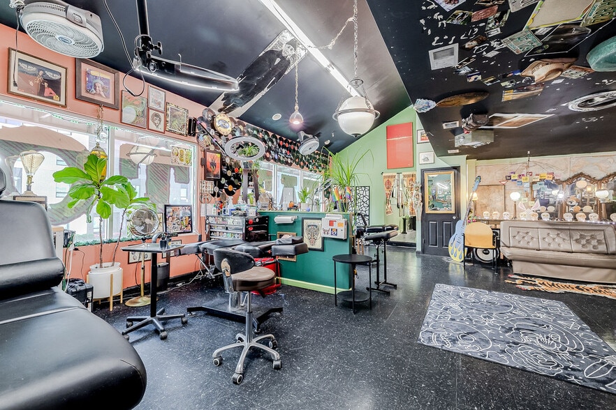 More Photos Of 302 W Victory Dr, Savannah Freestanding For Sale