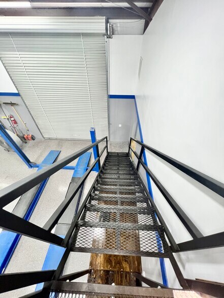 More Photos Of 1308 N Frazier St, Conroe Service For Sale