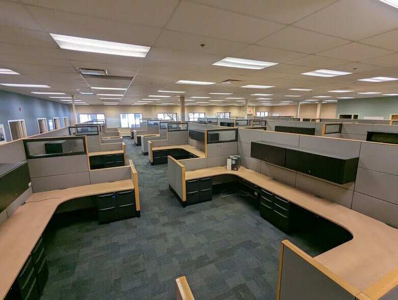 More Photos Of 6262 Cochran Rd, Solon Flex For Sale