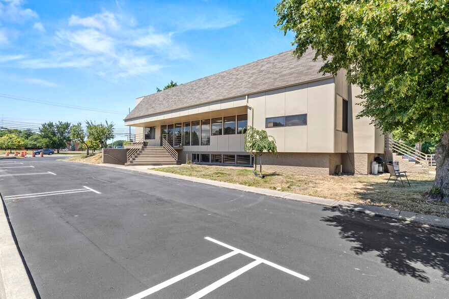 More Photos Of 24724 Lahser Rd, Southfield Office For Sale