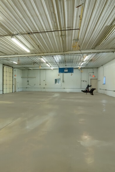 More Photos Of 125 S Industrial Dr, Buckley Distribution For Lease