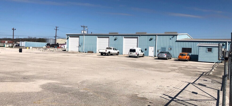 More Photos Of 8135 Bracken Crk, San Antonio Industrial For Lease