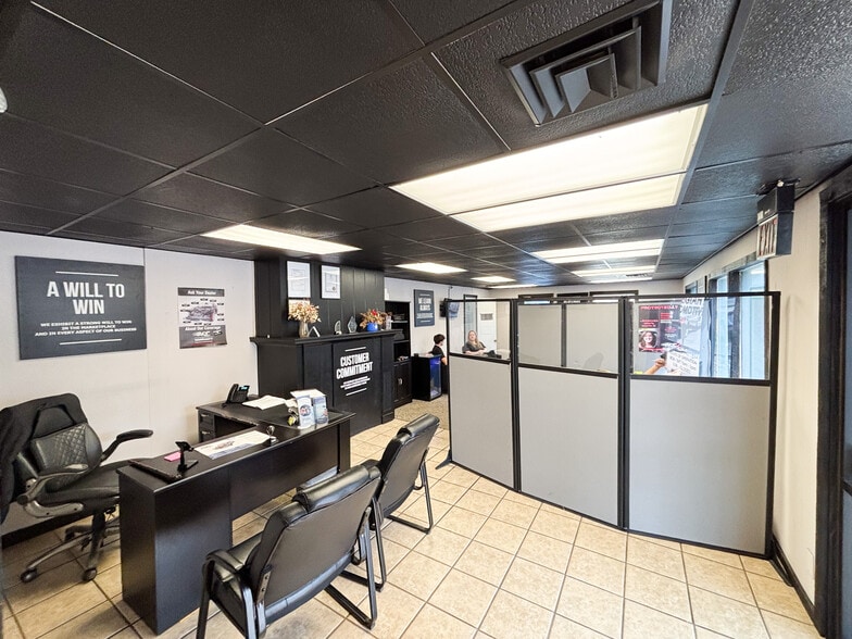 More Photos Of 715 S Glenstone Ave, Springfield Auto Dealership For Lease