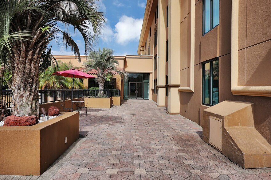 More Photos Of 9150 Baymeadows Rd, Jacksonville Hotel For Sale