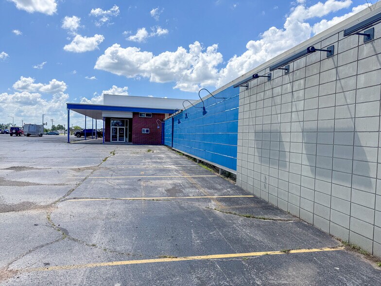 More Photos Of 715 W Walnut St, Rogers General Retail For Sale