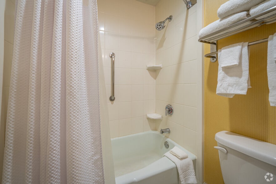 More Photos Of 2504 North Loop W, Houston Hotel For Sale