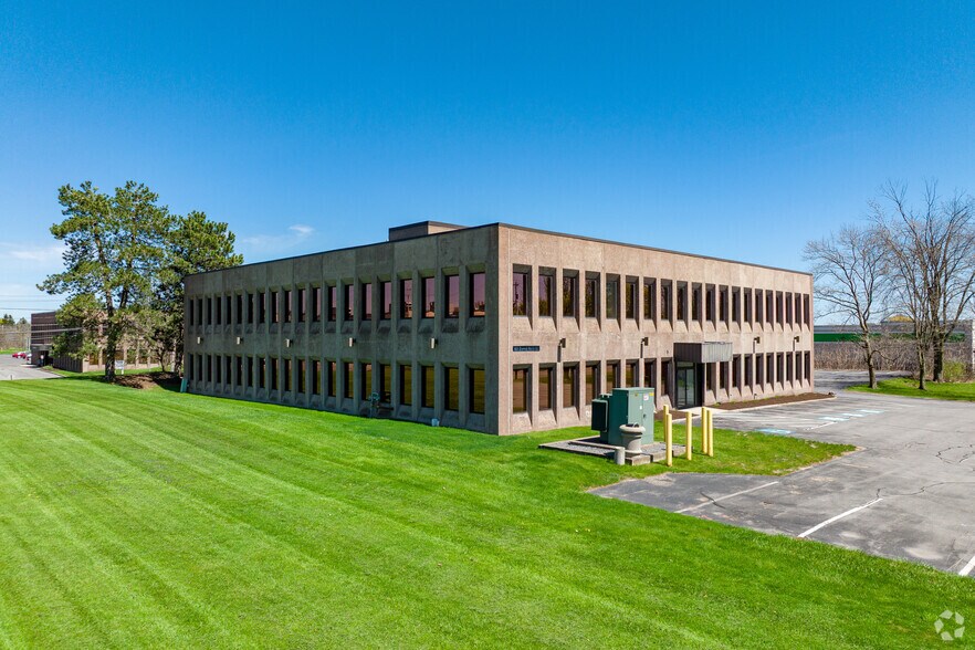 More Photos Of 125 Elwood Davis Rd, Syracuse Office For Lease