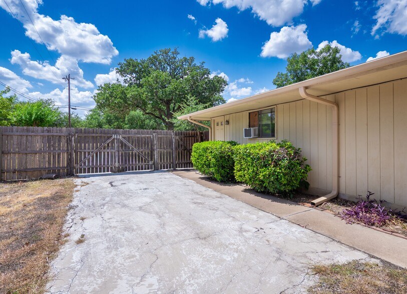 More Photos Of 1702 Lone Oak Dr, Leander Flex For Sale