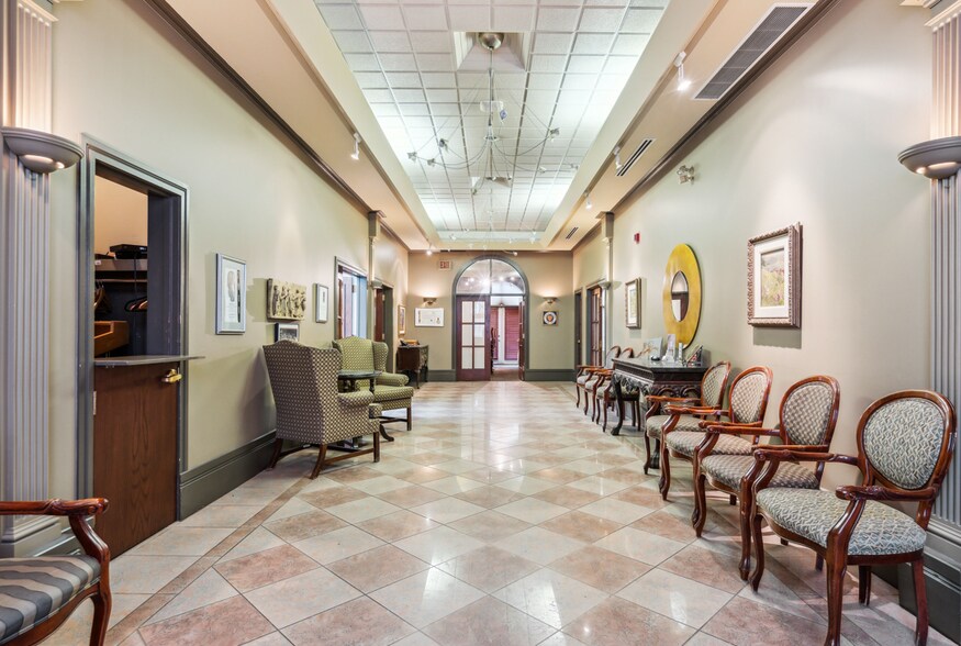 More Photos Of 139 17th Ave SW, Calgary Restaurant For Sale