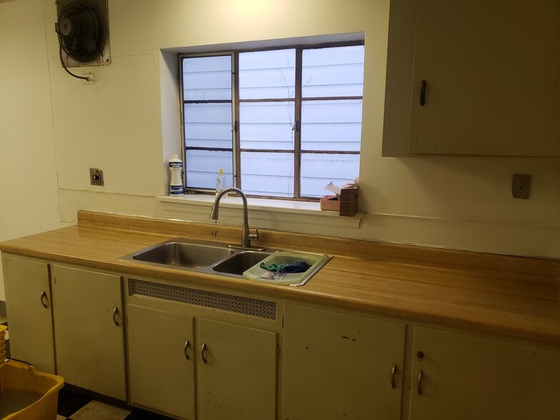 More Photos Of 134-136 E Church St, Nanticoke Light Manufacturing For Sale