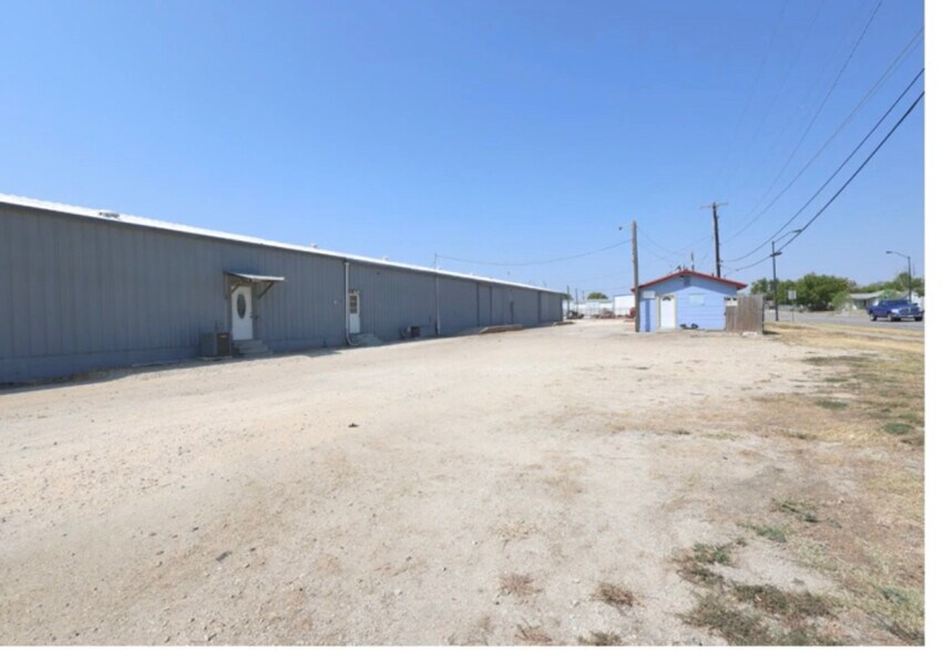 More Photos Of 713 W 2nd St, Taylor Warehouse For Lease