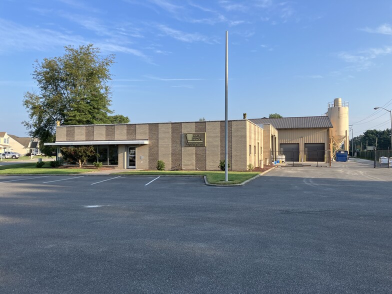 Primary Photo Of 173 Sassafras St, Millington Cement Gravel Plant For Sale