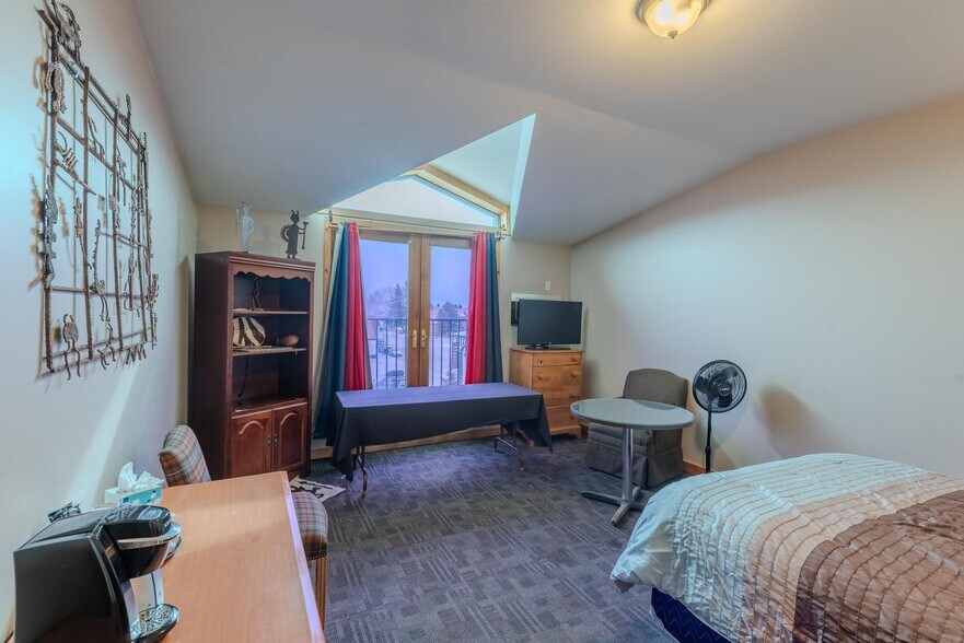 More Photos Of 117 Pine St, Pinedale Restaurant For Sale