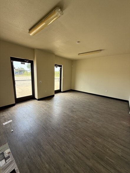 More Photos Of 5823 Acton Cir, Granbury Warehouse For Lease