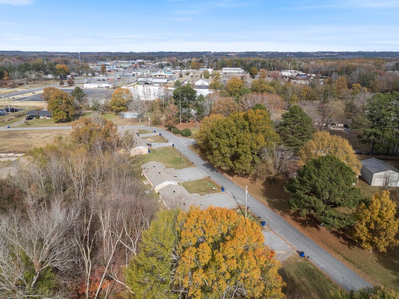 More Photos Of 16 Linder Rd, Greenbrier Apartments For Sale