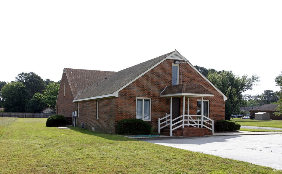 More Photos Of 1613 S Church St, Smithfield Office For Lease