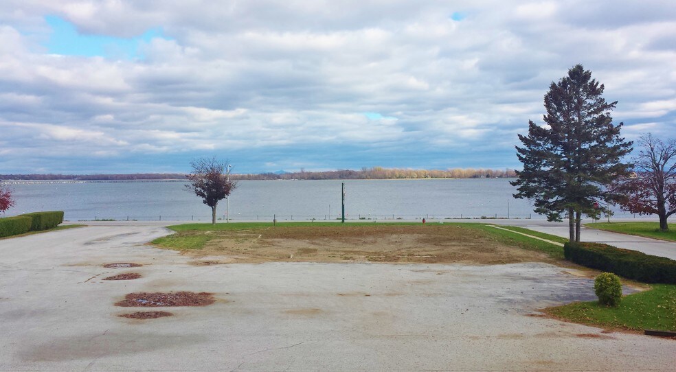 More Photos Of 164 Lake St, Rouses Point Hotel For Sale