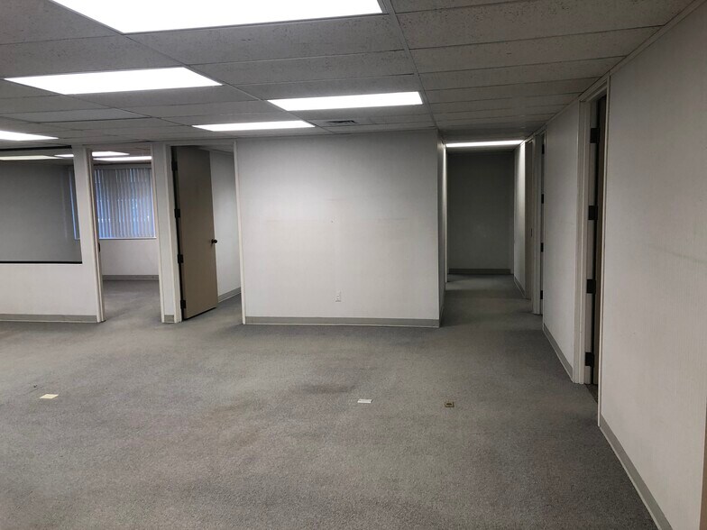 More Photos Of 28525-28545 Orchard Lake Rd, Farmington Hills Office For Sale