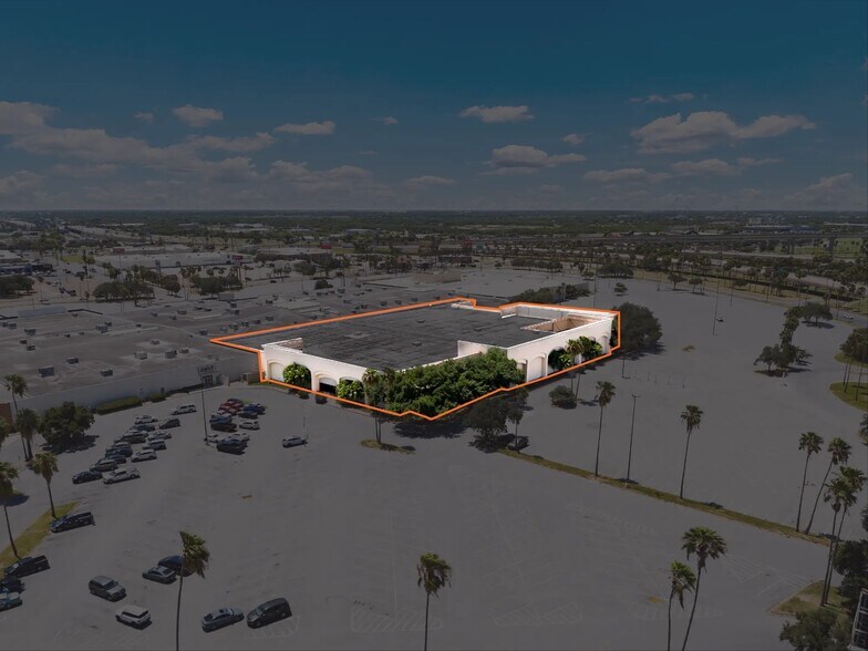 More Photos Of 2000 S Expressway 83, Harlingen Department Store For Lease