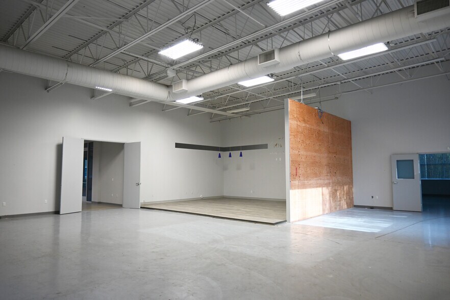 More Photos Of 39525 W 13 Mile Rd, Novi Office For Lease