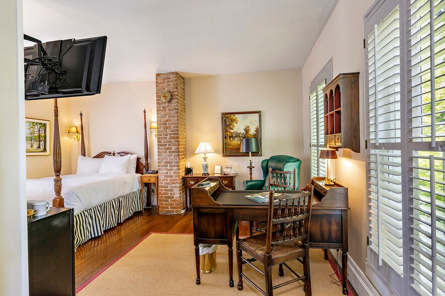 More Photos Of 240 E California St, Jacksonville Hotel For Sale