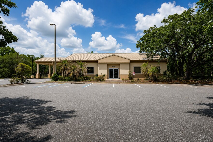 Primary Photo Of 9505 E Colonial Dr, Orlando Bank For Lease