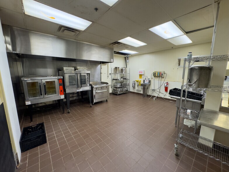 More Photos Of 2118 Veterans Dr, Saint Cloud General Retail For Lease