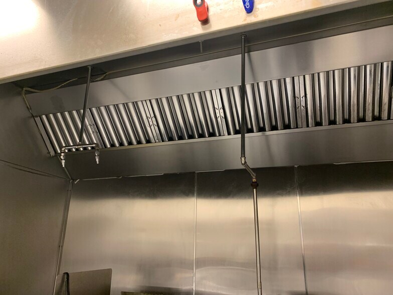 More Photos Of 90 W Maple Rd, Troy Restaurant For Lease