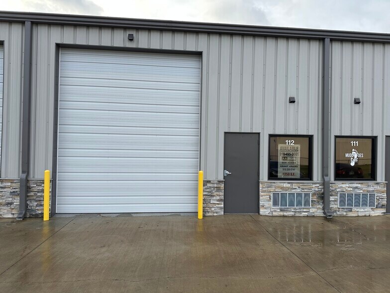 More Photos Of 1904 W Iola St, Broken Arrow Warehouse For Lease