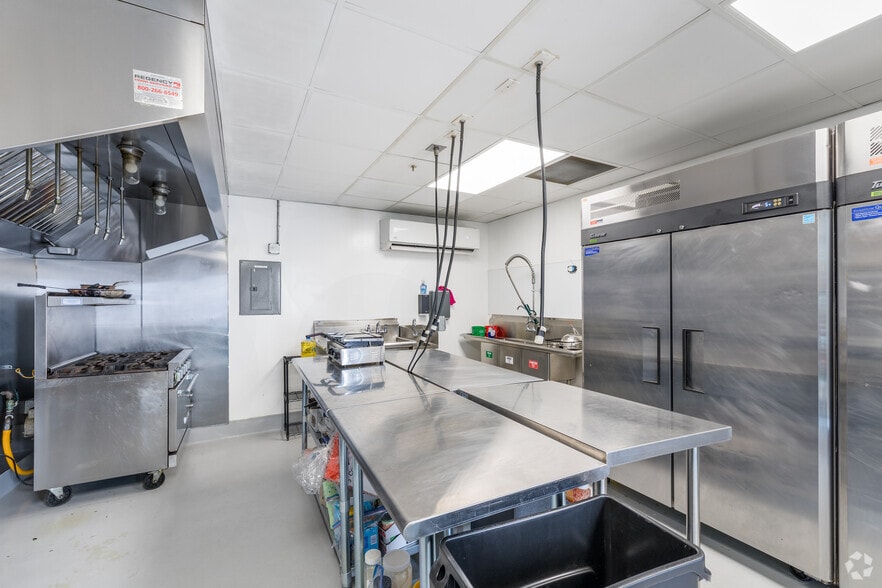 More Photos Of 358 W 38th St, Los Angeles Freestanding For Lease