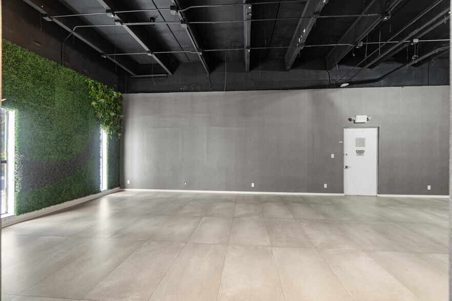 More Photos Of 2741 W 76th St, Hialeah Warehouse For Lease