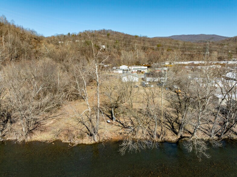 More Photos Of 215 Lovers Ln, Elizabethton Flex For Sale