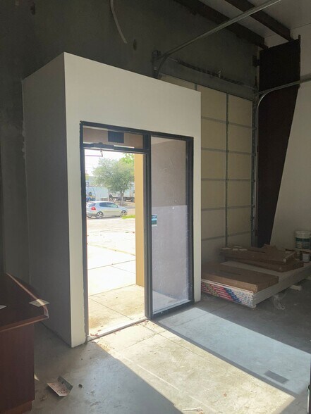 More Photos Of 4814 Alexander Ln, Dallas Showroom For Lease