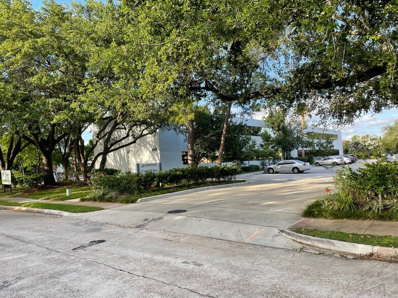 More Photos Of 3707 Westcenter Dr, Houston Office For Lease