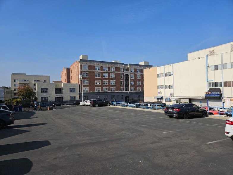 More Photos Of 2120 W 8th St, Los Angeles Office For Sale