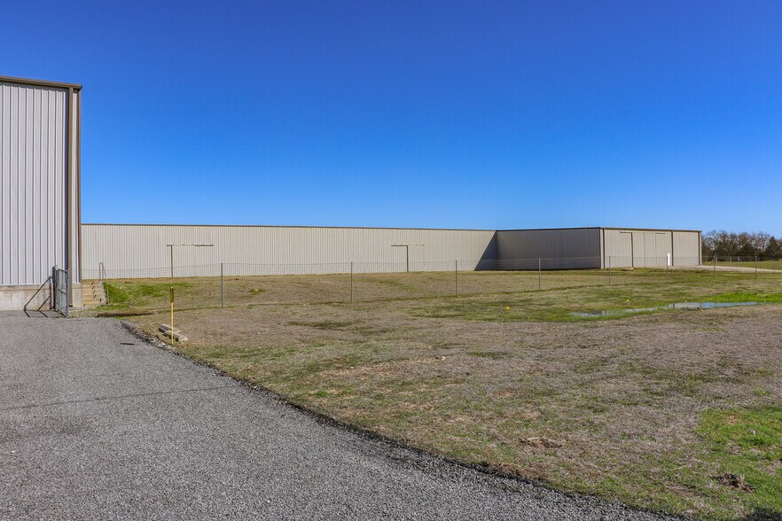 More Photos Of 428 Gibbons Rd, Sherman Manufacturing For Lease