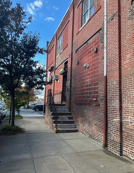 More Photos Of 163 Imlay St, Brooklyn Warehouse For Lease