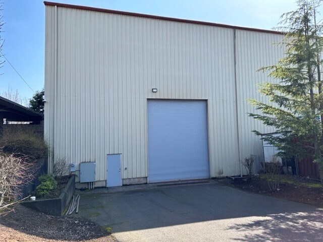 More Photos Of 8613 N Crawford St, Portland Warehouse For Lease