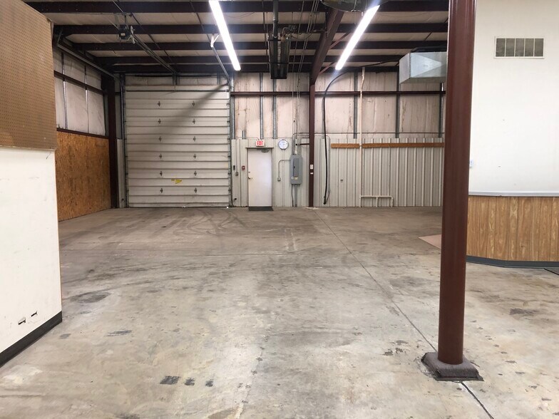 More Photos Of 265-281 N Industrial Dr, Bradley Showroom For Lease