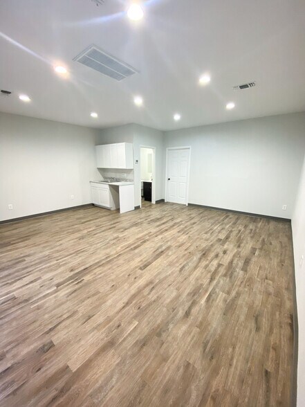 More Photos Of 16753 Donwick Dr, Conroe Warehouse For Lease