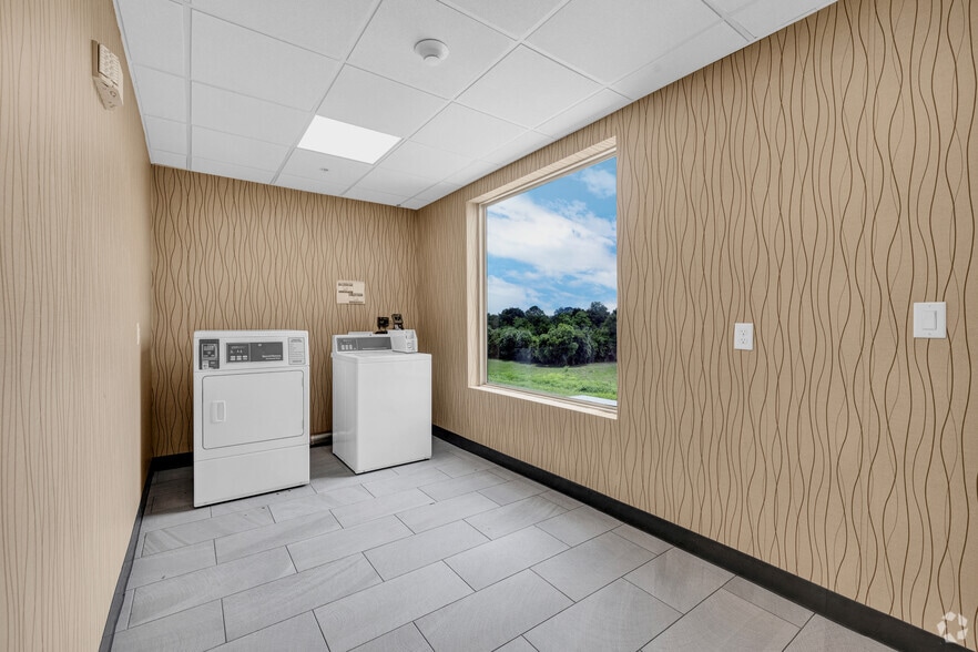 More Photos Of 3539 N Sam Houston Pky, Houston Hotel For Sale