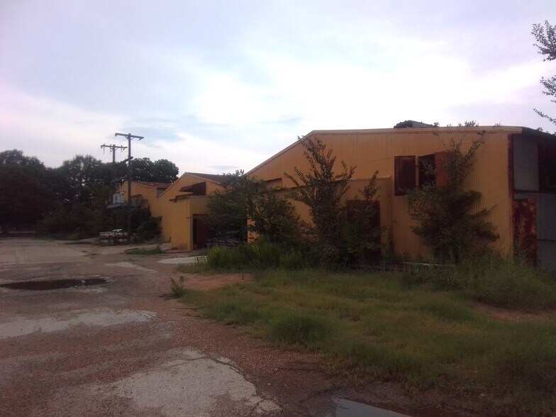 More Photos Of 109 NW 2nd St, Smithville Unknown For Lease