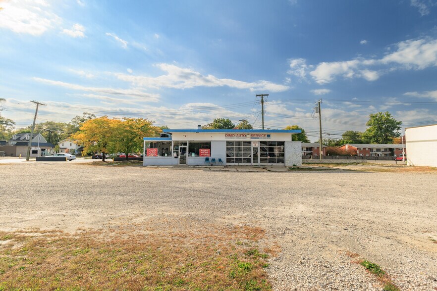 More Photos Of 1005 N Main St, Royal Oak Service Station For Sale