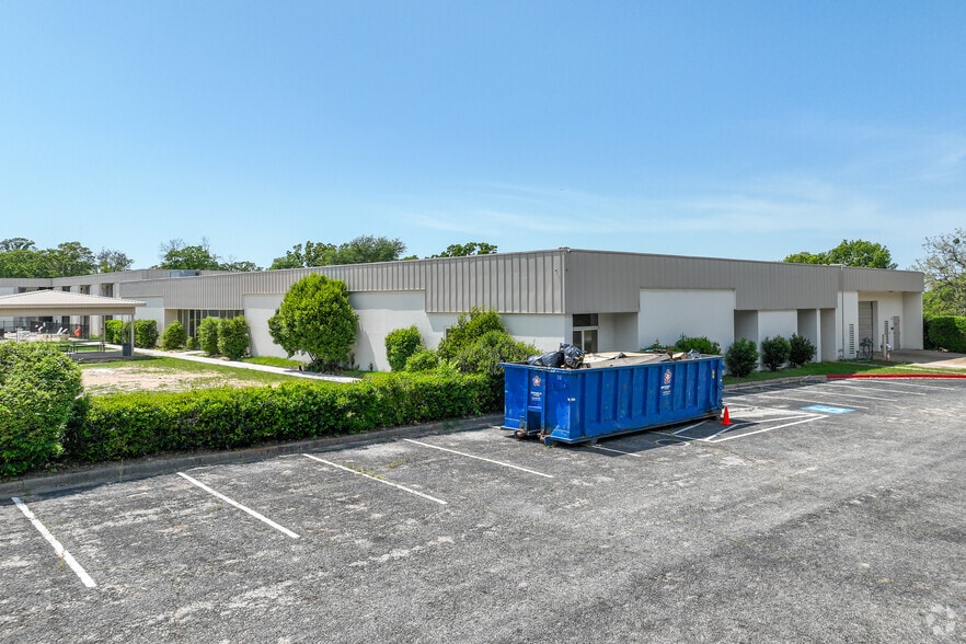 More Photos Of 2050 State Highway 31, Athens Showroom For Lease