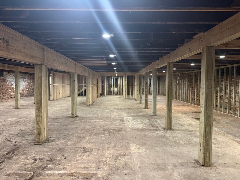 More Photos Of 116 W Solomon St, Griffin Restaurant For Lease