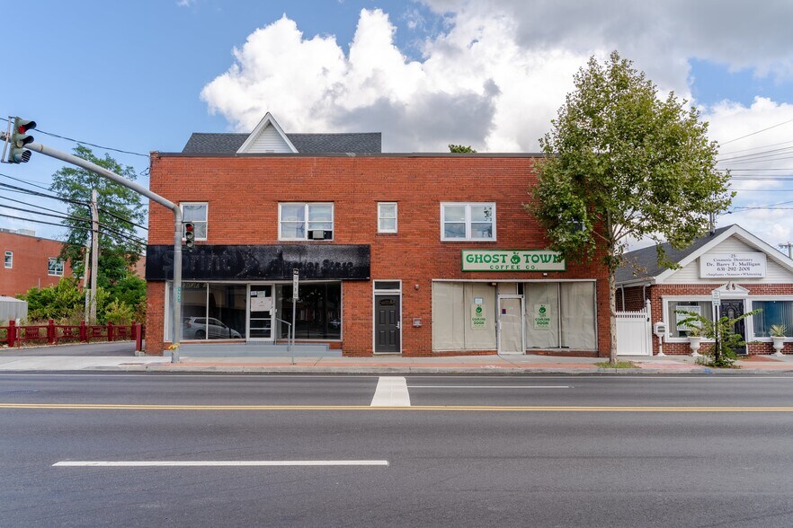 Primary Photo Of 21-23 Indian Head Rd, Kings Park Storefront Retail Residential For Lease